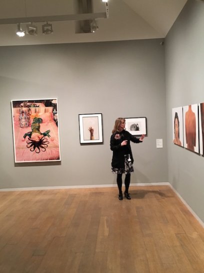 Katie Wat, conservatrice en chef du NMWA, à l’ouverture de l’exposition « Terrains of the Body : Photography from the National Museum of Women in the Arts » à la Whitechapel Gallery. © Les Amis du NMWA