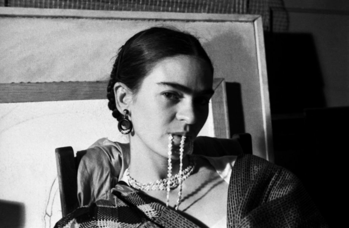 Frida kahlo à la Galerie de L’Instant par Lucienne Bloch