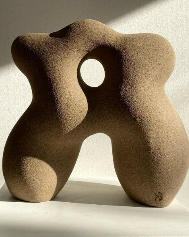 Hermine Bourdin est une sculptrice française née en 1988, basée en Seine Saint-Denis. Elle a des origines Tchèques en héritage. Après avoir travaillé dans l’illustration et le design, elle a appris la sculpture sous l’enseignement de différents maîtres ; la terre est son matériau de prédilection, véritable homonyme de la matrice ancestrale qu’elle cherche à représenter dans ses formes libres, généreuses et abstraites.

Hermine aime aussi explorer les nouvelles technologies donnant une seconde vie à son travail physique. Ainsi libérée des contraintes gravitationnelles elle fait évoluer son travail comme lors de son projet « Quand la sculpture rencontre la danse » où elle a retranscrit les mouvements d’une danseuse de l’Opéra de Paris sur une de ses sculptures à l’aide d’une combinaison munie de capteurs de mouvements. 
Les formes telles que vues par Hermine Bourdin sont généreuses, sensuelles. L'artiste, née en 1988, s'oppose ainsi a des conceptions trop rectilignes, cartésiennes. En d'autres mots : trop masculines. Son langage sculptural, fait de courbes voluptueuses, invoque de fait un retour en force du féminin, ce corps disqualifié depuis la nuit des temps, perçu comme « sexe faible ». Chez la Française, pas de féminité réductrice : il ne s'agit pas d'être naturaliste ou de verser dans l'hypersexualisation, mais bien d'avoir recours à l'abstraction. Quant à ses Statues, tantôt physiques tantôt immatérielles, elles évoquent autant des petites déesses que des planètes chargées d'élever le féminin à un rang sacré, presque cosmique. « Pour moi, chaque femme est une sculptrice à sa manière, car elle a le pouvoir de façonner sa vie en se plaçant au centre de celle-ci. J’aime représenter cela dans mon travail et pouvoir rendre hommage aux femmes ».
Hermine Bourdin a été exposée dans de nombreuses galeries à Paris, Berlin, Londres, New York ou Genève. Elle sera très prochainement visible à la galerie #galeriejuliecaredda, vernissage le jeudi 7 septembre à partir de 18h, 4 rue de Miromesnil Paris.
© Hermine Bourdin

1, 3 Goddess, 2023
2 Au travail
4, 5 Dancer, 2023
6 La femme bleue
7 Axis Mundi, solo show 2023
@herminebourdin #galeriejuliecaredda #sculpture