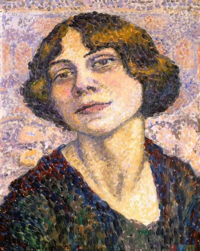 En cette rentrée, un petit retour en arrière !

Experte de la technique divisionniste, Lucie Cousturier -1876-1925- a initié
sa carrière sous la protection de Paul Signac avant de faire la découverte
décisive de l'Afrique.

Née en 1876, dans une famille bourgeoise, Lucie s'intéresse, comme il est de
bon ton, à la musique et à la peinture dès l'adolescence. En 1897, à 21 ans,
la jeune fille fait la rencontre décisive de Paul Signac, dont elle intègre
l'atelier.

Parfaitement intégrée au groupe néo-impressionniste jusqu'au début des
années 1920, la benjamine est aussi connue pour ses talents d'écriture. Au
cours de la Grande Guerre, elle croise la route de tirailleurs sénégalais,
établis dans un campement proche de sa maison de Fréjus. Elle leur donne des
cours de français (ce qu'elle dessine) et peint à l'aquarelle. Une
découverte qui bouleverse son rapport à l'altérité et va la conduire à
voyager en 1921 et 1922 en Afrique de l'Ouest. Elle est également missionnée
par l'État français pour étudier les populations locales et en particulier
l'influence de la mère sur l'éducation des enfants. Lucie passe sept mois à
voyager, à vivre auprès des autochtones et à nouer des amitiés. Lucie
Cousturier consacre la fin de sa vie à lutter pour l'émancipation des Noirs.
Engagement de courte durée puisqu'à partir de 1923 sa santé se dégrade. Elle
meurt en 1925, à 48 ans.

Experte de la technique divisionniste, elle s'en écarte toutefois avec un
style qui lui est propre, opposant aux petits points de larges carrés,
qu'elle appose sur la toile avec une brosse. À la fin de sa vie, l'artiste
délaisse l'huile au profit de l'aquarelle, qu'elle embarque dans son voyage
en Afrique et qui lui permet de s'exprimer davantage sur le vif. Le musée du
quai Branly et le musée de l'Annonciade à Saint-Tropez possèdent quant à eux
des aquarelles sur papier de sa période anticoloniale dans leurs
collections.

1 Autoportrait, 1905

2 Bord de côte

3 Dans son jardin

4 Le nègre écrivant, 1921

5 La véranda

6,7 Scènes africaines

#luciecousturier #neoimpressionism #womeninarts