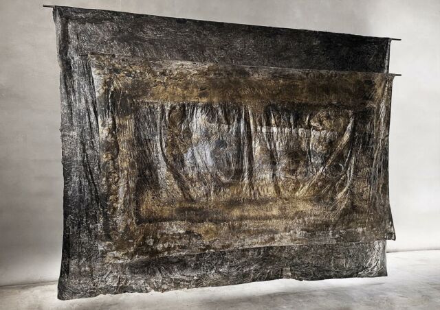 Evi Keller, artiste plasticienne née en Allemagne, vit et travaille à Paris. Elle a étudié l’histoire de l’art à l’Université Louis-et-Maximilien ainsi que la photographie et le graphisme à l’Académie de la Photographie de Munich en Allemagne.

Sa démarche artistique interroge le principe cosmique de la transformation de la matière par la lumière. 

« J’ai souvent l’impression que c’est la dimension mystique de l’astre solaire qui m’a guidée vers l’énergie fossile, soleil enseveli, dont sont issus les films plastiques, matériaux essentiels de ma création. Ces films sont porteurs de la mémoire de la vie. Issus du carbone organique, recyclé depuis des centaines de millions d’années au plus profond de la terre, ils constituent un lien crucial entre le vivant et les atomes créés dans le cœur des étoiles. Cette mémoire, une lumière fossilisée, et ce lien ciel-terre habitent mes œuvres, les rendent intemporelles et vivantes .... La substance des films plastiques, matière organique-synthétique, est réanimée et transformée dans le processus de création, acte réparateur qui anime un cycle de guérison, semblable à la photosynthèse donnant la vie. (...) 
Matière-Lumière, seul titre qu’Evi Keller donne à toutes ses créations des 20 dernières années, incarne le cheminement d’une prise de conscience de la puissance de la lumière, non pas de la lumière extérieure, mais de la révolution d’une lumière intérieure dont le soleil est le miroir, pour s’enraciner dans une existence cosmique et devenir co-créateur d’un processus universel. » 
En 2023 Evi Keller est lauréate du premier prix Carta Bianca et est nommée parmi les « 100 Femmes de Culture ».

Evi Keller est représentée par la galerie Jeanne Bucher Jaeger.

🖼️présentés:
 Matière-Lumière, ML-V-18-1227, 2018, 185 cm x 295 cm, technique mixte 
 Matière-Lumière, ML-V-23-0202, 2023, 85 cm x 67 cm, technique mixte, détail 
Matière-Lumière, ML-V-22-0207, 2022, 3,40 m x 6,10 m, technique mixte, détail 
Matière-Lumière, ML-V-23-1007, 2023, 280 cm x 180 cm, technique mixte