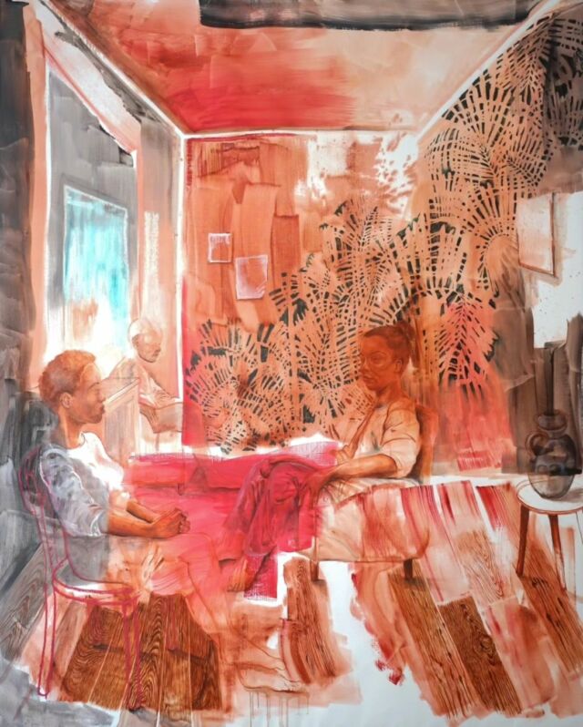 Johanna Mirabel a été désignée lauréate de la Bourse Révélations Emerige 2023.

Née en 1991 à Colombes, l’artiste vit et travaille entre Paris et La Rochelle. À travers son oeuvre, elle explore les espaces intérieurs et mêle représentation figurative précise et abstraction.

 

Pour la 10e édition de la Bourse, l’artiste bénéficiera d’un accompagnement de la #galerienathalieobadia.

Hybrides sont les peintures et sculptures de Johanna Mirabel. Aux frontières du réalisme, de l’expressionnisme et de l’abstraction. Entre précision minutieuse et esquisse déliée. La mise en scène d’éléments hétérogènes renvoie à la complexité du vivant et porte aussi l’empreinte de plusieurs cultures. Les figures se retrouvent encastrées, emboîtées, prêtes à fusionner avec cet environnement vivant. Incarnation du flux rhizomique de nos intériorités.

« Velasquez et Caravage sont des inspirations de tous les jours. Je fais dans plusieurs tableaux des références plus ou moins précises à la nature morte, notamment à la Corbeille de fruits [Canestra di frutta, c. 1597 – 1600] du Caravage. Pour autant, je déconstruis et mêle les conventions classiques pour composer des tableaux à la croisée des chemins entre la scène de genre, le portrait et le paysage. Aussi, mon initiation technique à la sanguine lors de mon passage à l’école Estienne m’a marquée. Peut-être m’a-t-elle aidée à trouver ces tonalités rouille ? Qui réveillent également chez moi celles de la terre latéritique de Guyane. Ces différents apports – scolaires, personnels, créoles – sont des vocabulaires que je module et déplace pour servir mon propos d’exploration sociologico-architecturale.

Les personnages – tous d’ascendance africaine – que je représente ne sont pas issus d’un répertoire typologique, qui serait de toute façon relativement pauvre dans le cadre la peinture européenne du XVIIème. Ils portent les visages de mes proches, dont les poses sont inspirées de photos de famille. Ma sœur Esther est ainsi un modèle récurrent. »

© Johanna Mirabel

Living Room N°37, 2023

Living Room n°37 (detail), 2023

Sleeping Room n°19, 2023

Living Room n°14, 2022

Totem, 2020
@johanna.mirabel.art #galerieobadia #emerigemecenat